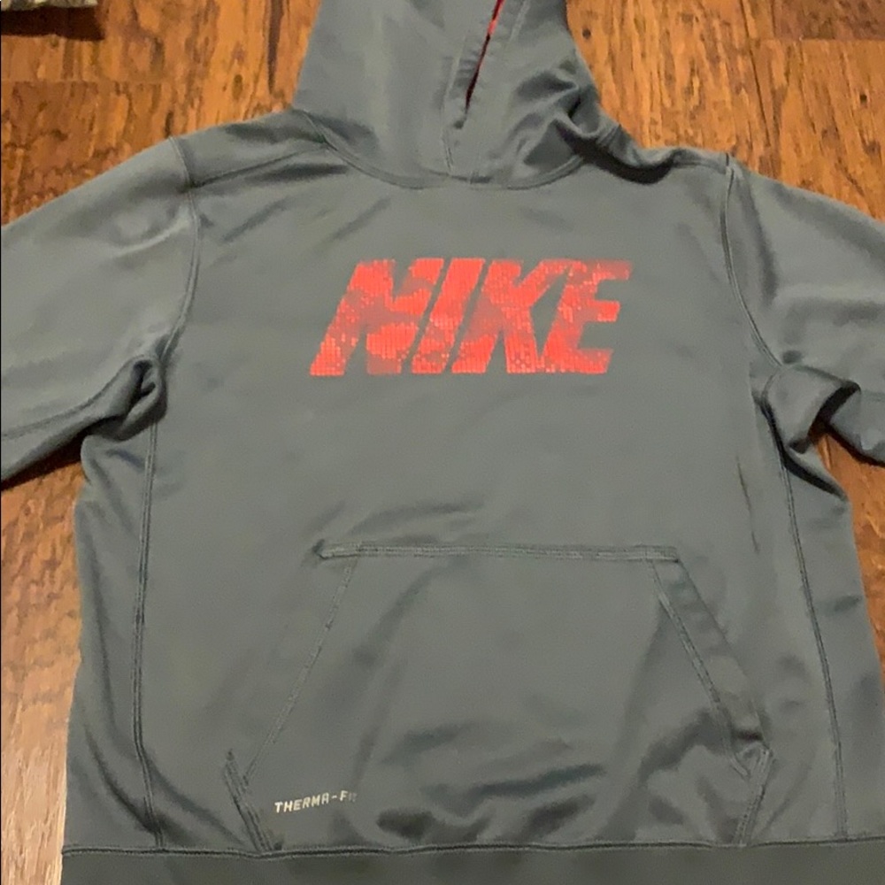 Boys Nike therma- fit hooded pullover
